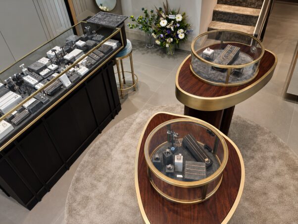 Black Design takı sunum ürünleriyle düzenlenmiş kuyumcu vitrini